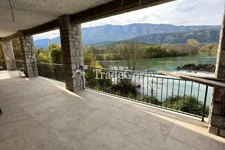 Mini hotel on the bank of the river Zeta