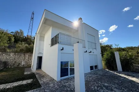 Haus mit Pool und Meerblick in Bar zu verkaufen