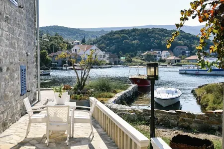 Hotel na prodaju u Krashichu na obali mora sa privatnom Pantone plažom