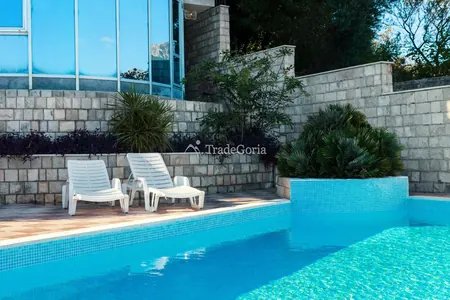 Spacious apartment with three bedrooms in a gated complex with stunning views of St. Nicholas Islan