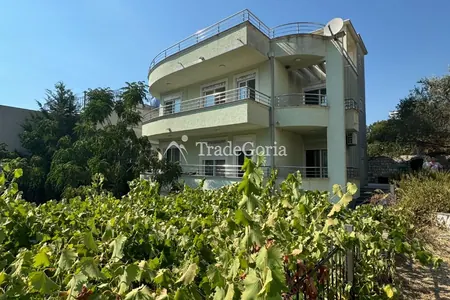 Spacious house 30 meters from the sea in Utjeha with a relaxation area and garden on the plot