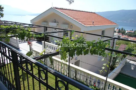 Spacious house in Baoshichi with separate apartments and garage