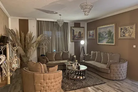 Mieten Sie 2 Zimmer mit 170m2 Fläche mit Bergblick