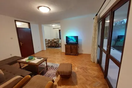 Miete eine 2-Zimmer-Wohnung in Meeresnähe in einer Bar.