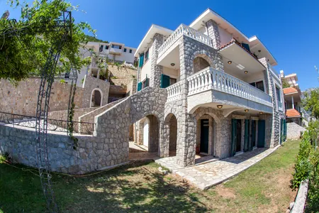 Prodaja 3 sobe sa 235m2 stambenog prostora sa pogledom na more i planine