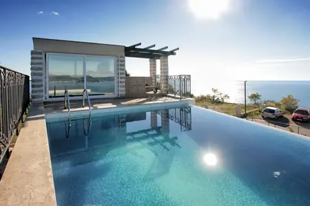 Sale 4 rooms with the sea view and the mountains view