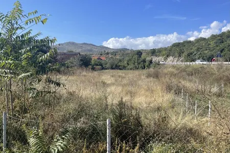 Prodaja place od 1100 m2. Podgorica. Farmaci.