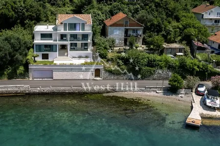 Seafront villa in Lepetani