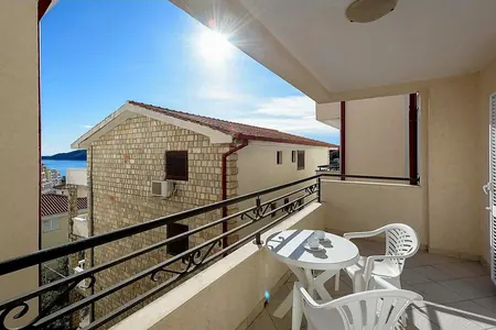 Saisonale 1-Zimmer-Wohnung mit Meerblick in Becici (Budva)