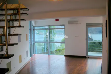 Luxuriöse neue Wohnung mit atemberaubendem Blick auf das Meer und die Berge!