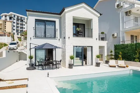 Moderan vila sa bazenom u Bečićima - 550.000 evra