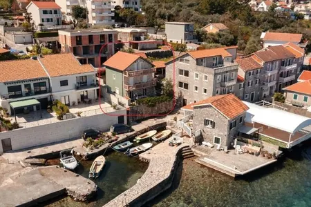 Spacious 3-storey house with sea view, Tivat, Krasici