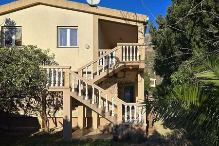 Spacious 5-bedroom house for sale in Sutomore.
