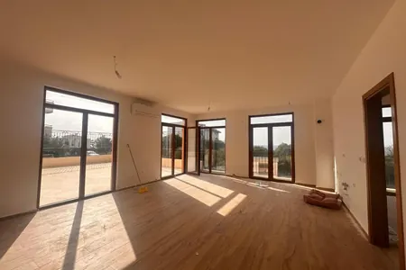 Prostrani apartman sa velikom terasom pored mora — Dobra Voda, Bar
