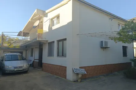 Geräumiges Haus mit Terrasse und Meerblick in bester Lage