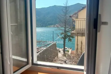 Steinhaus an der Uferpromenade in Dobrota (Kotor) mit privatem Pier