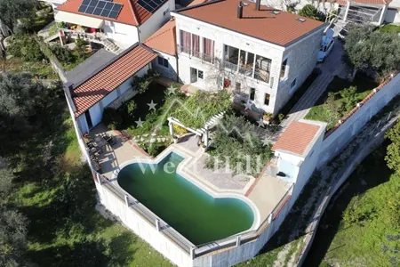 Steinvilla im mediterranen Stil mit Pool