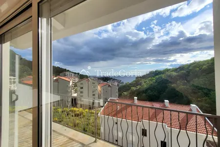 Svetli novi stan u Prznu sa 2 spavaće sobe i pogledom na more.