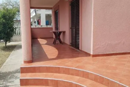 Wohnung mit Meerblick zur Langzeitmiete in ruhigem Šušanj, Bar