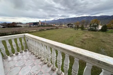 Легализованный двухэтажный дом с гаражом на участке 3600 м², Спуж