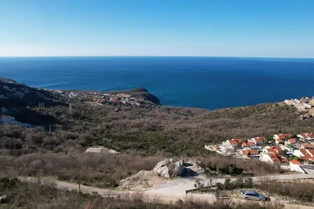 Parcela sa pogledom na more. U blizini je.