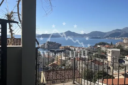 Trosoban stan sa pogljedom na Sveti Stefan