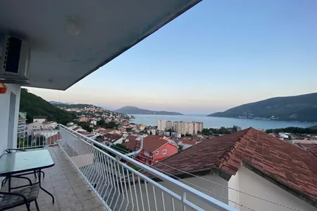 Dreizimmerwohnung mit Meerblick. Igalo.