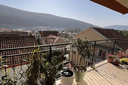 Three bedroom duplex with sea view