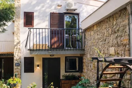 Prodaje se townhouse u Petrovcu sa terasama i pogledom na more