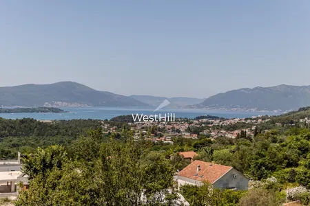 Townhouse with panoramic sea views in Kavac