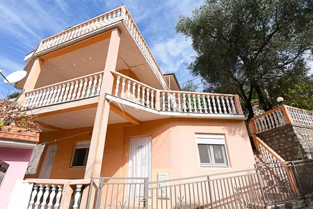 Three-story house with four apartments in Ratac, Bar