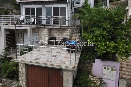 Three-story house in Tivat, Lepetane district