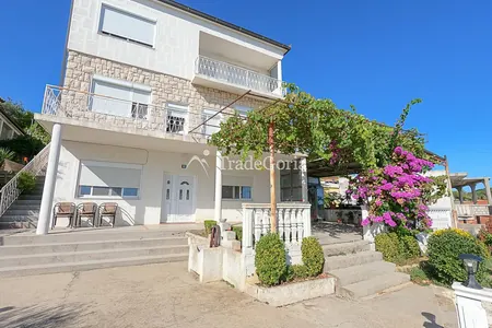 Trodnevna kuca u Limanu sa pogledom na stari grad Ulcinj.