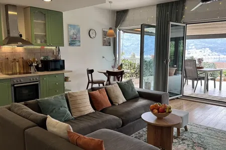 Zweizimmerwohnung mit Blick auf die Bucht zu verkaufen in Kotor, Dobrota