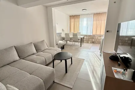 Zweizimmerwohnung mit Meerblick in Pržno