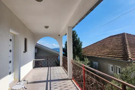 Two bedroom apartment on the first line of the sea. Biela.