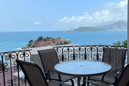 Dvosoban stan sa pogledom na more i ostrvo Sveti Stefan
