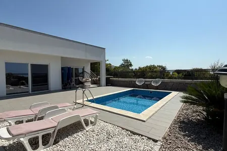 Zweischlafzimmer-Villa mit Pool in Krimovica zu verkaufen, Meerblick