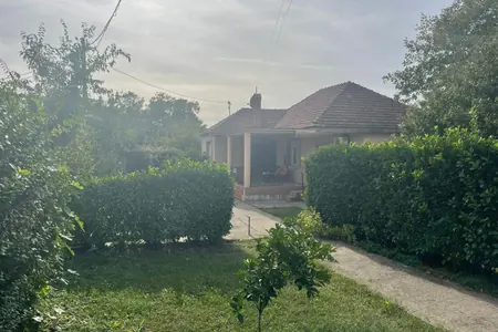 Two houses of 140 m2 and 60 m2 on a plot of 2850 m2, Podgorica. Gorne Gorice