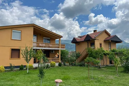 Two houses of 200 m2 and 90 m2. On a plot of 5500 m2.