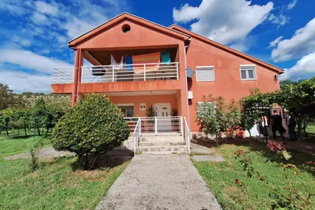 Zweistöckiges Haus in den Vororten von Danilovgrad