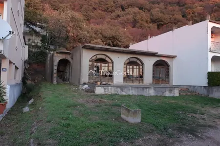 Plot with a house for complete renovation or construction in Petrovac