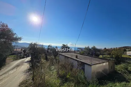 Urbanized plot with a house and a private spring