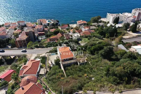 Urbanizovan plac sa pogljedom na more