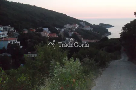 Urbanized plot in Uteha 200 meters from the sea.