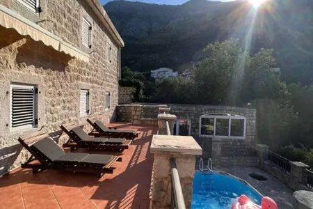 Vila na prodaju u sezoni 150m od mora u Rejevicima, Budva