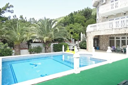 Vila na prodaju na izuzetnoj lokaciji u Petrovcu - Svega 100 metara od plaže, sa privatnim bazenom
