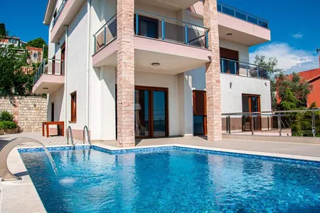 Вилла с бассейном на продажу в 900 м от моря