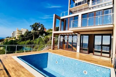 Vila na prvom redu do plaže sa privatnom plažom i bazenom