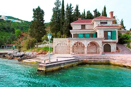 Villa on the first line of the sea on the Lustica Peninsula, Rose - 1,200,000 euros.